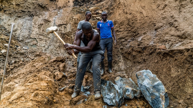 Des hommes frappent la roche à coups de masse.
