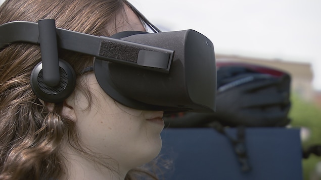 Une jeune conductrice participe à la simulation après avoir enfilé un casque de réalité virtuelle. Une jeune conductrice participe à la simulation après avoir enfilé un casque de réalité virtuelle.