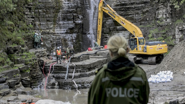 Des équipes de recherches et une pelle excavatrice au pied des chutes Jean-Larose.