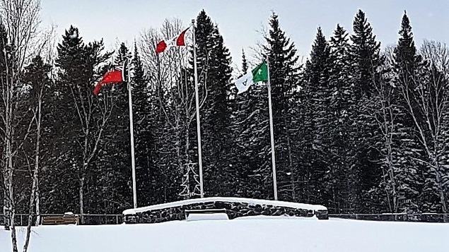 Des drapeaux qui flottent à Red Lake en hiver.