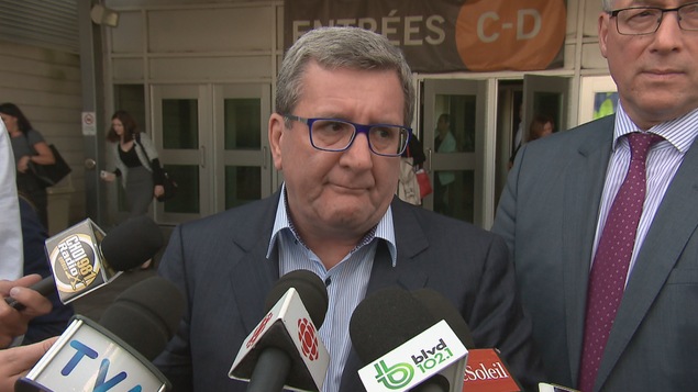 Le maire de Québec, Régis Labeaume, lors d'un point de presse en marge d'un Sommet sur la mobilité à Québec Le maire de Québec, Régis Labeaume, lors d'un point de presse en marge d'un Sommet sur la mobilité à Québec