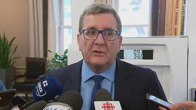 Le maire Régis Labeaume en mêlée de presse à l'hôtel de ville de Québec