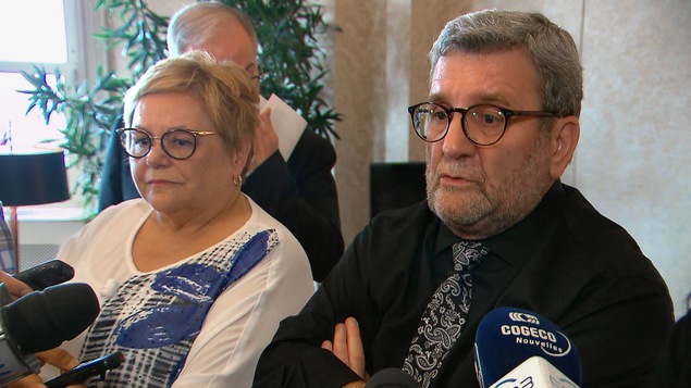 Régis Labeaume devant plusieurs micros