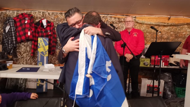François Tremblay fait une accolade à Rémi Gagné.