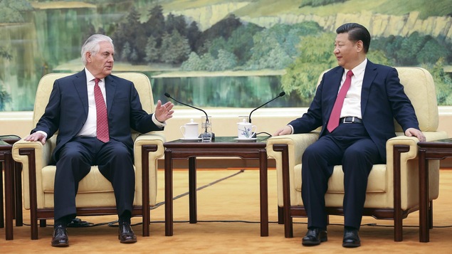 Échange entre le secrétaire d'État américain Rex Tillerson et le président chinois Xi Jinping. Échange entre le secrétaire d'État américain Rex Tillerson et le président chinois Xi Jinping.