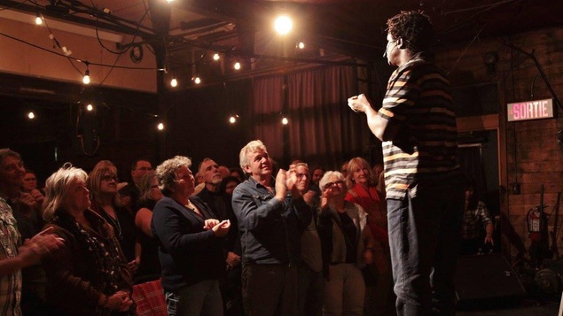 Ovation debout pour Boucar Diouf au terme de sa prestation aux Rendez-vous des Grandes Gueules, en 2016.