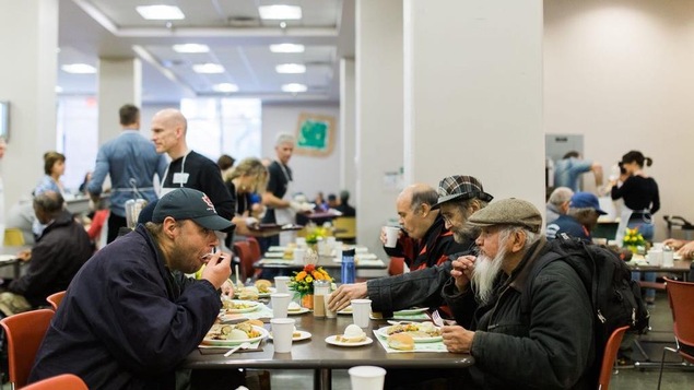 Un repas de l'Action de grâce servi par l'organisme de charité Union Gospel Mission à Vancouver