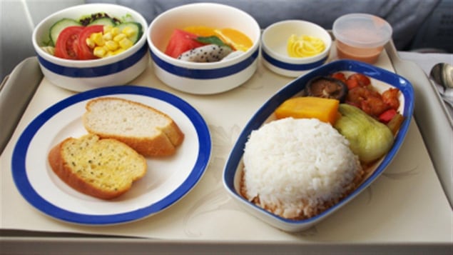 Un plateau repas à bord d'un avion.