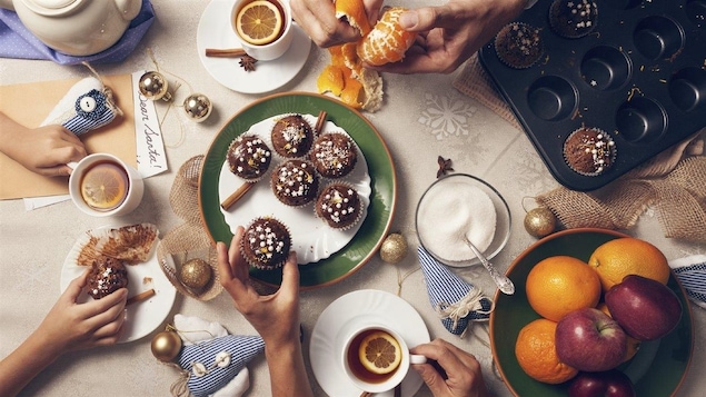 Un repas. Des muffins, des fruits, du chocolat.