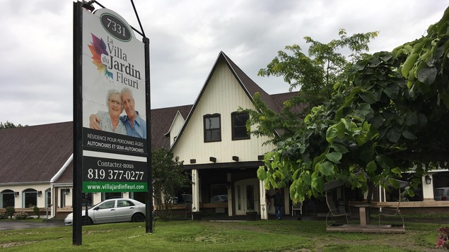 L'extérieur de la résidence La Villa du jardin fleuri, à Trois-Rivières.