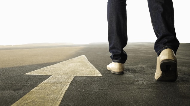 Un homme marche vers l'horizon