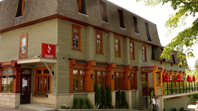 Vue du restaurant de l'extérieur avec ses fenêtres en bois rouge Vue du restaurant de l'extérieur avec ses fenêtres en bois rouge