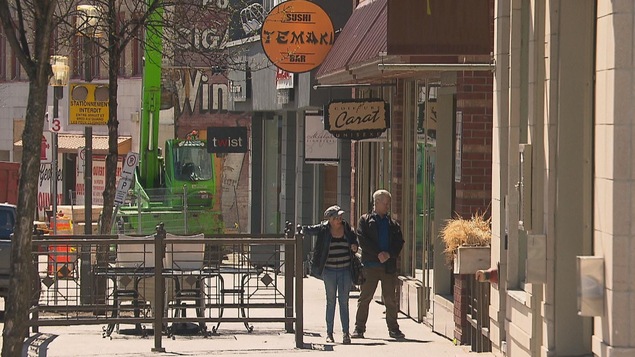 Deux passants devant le restaurant Temaki sur la rue Racine