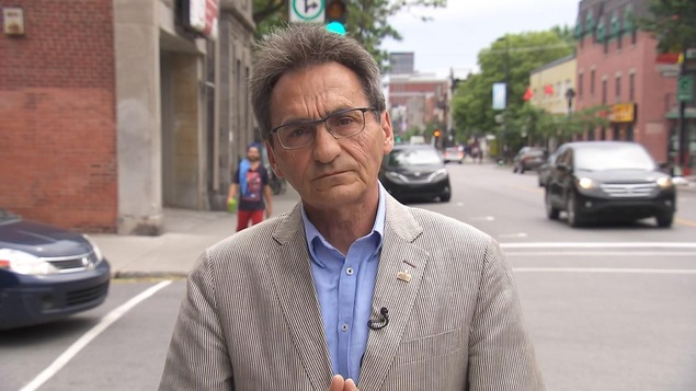Richard Bergeron est sur une rue du centre-ville de Montréal. Richard Bergeron est sur une rue du centre-ville de Montréal.