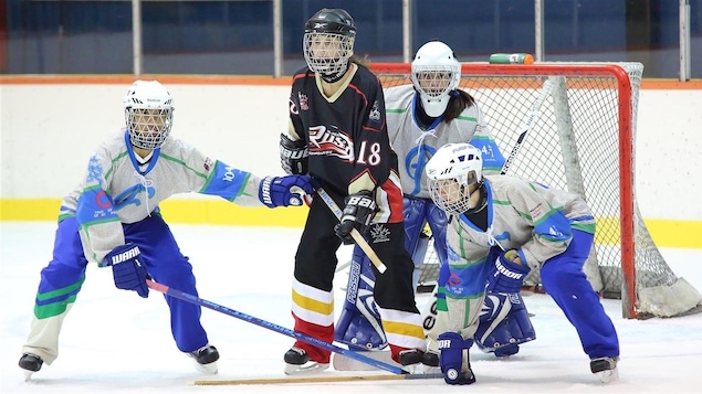 Des joueuses de ringuette en plein action.