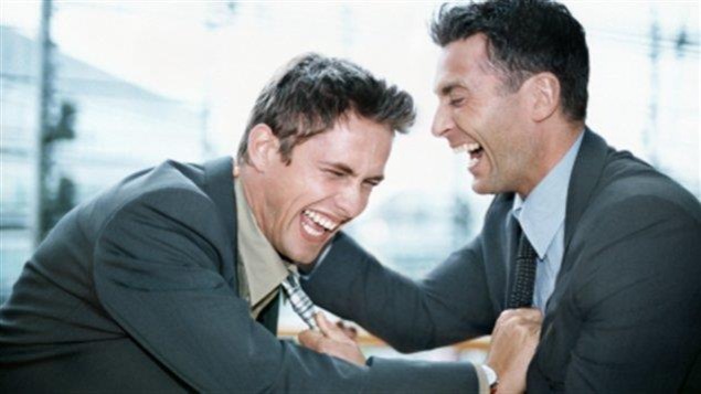 Deux hommes rient aux éclats.