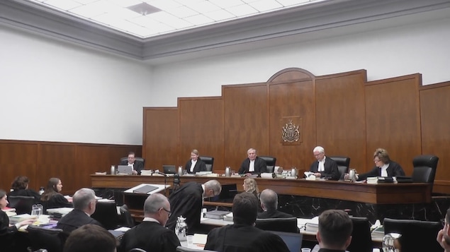 Une salle d'audience à la Cour d'appel de la Saskatchewan et les juges qui font face aux groupes de juristes prêts à présenter leurs arguments.