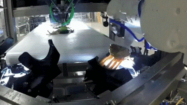Le robot transformateur de crabe en action