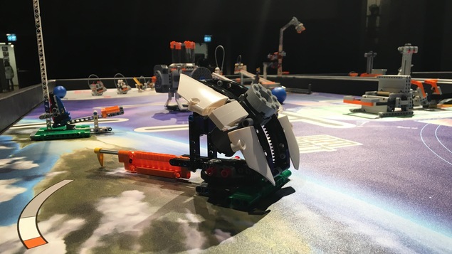 Un robot construit avec des blocs Lego est placé sur une table.