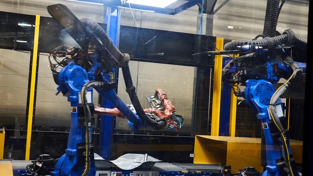 Des robots dans l'usine Spectra Premium de Boucherville Des robots dans l'usine Spectra Premium de Boucherville