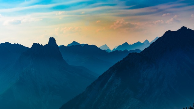Les Rocheuses au coucher du soleil, à Banff, en Alberta Les Rocheuses au coucher du soleil, à Banff, en Alberta