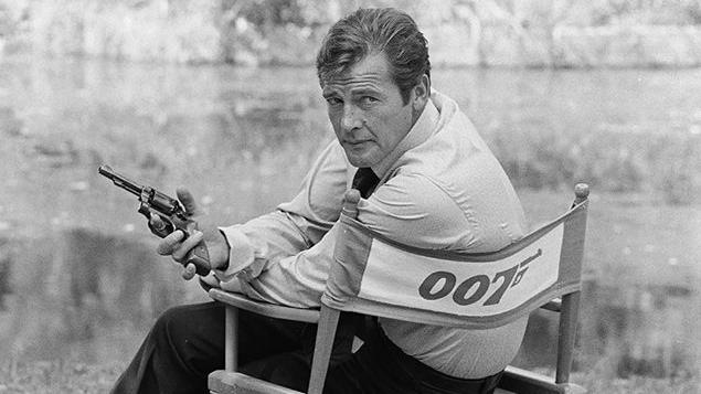 L'acteur Roger Moore sur un plateau de tournage L'acteur Roger Moore sur un plateau de tournage