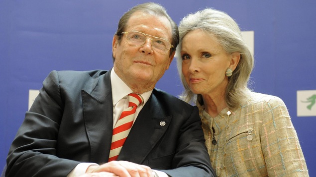 Roger Moore et Kristina Tholstrup en 2009 Roger Moore et Kristina Tholstrup en 2009