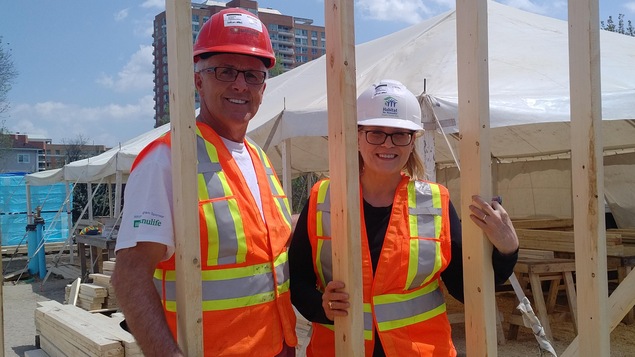Le maire Roger Sigouin de Hearst aide à la construction de maisons à prix modique de l’organisme Habitat pour l’humanité à Toronto. Le maire Roger Sigouin de Hearst aide à la construction de maisons à prix modique de l’organisme Habitat pour l’humanité à Toronto.