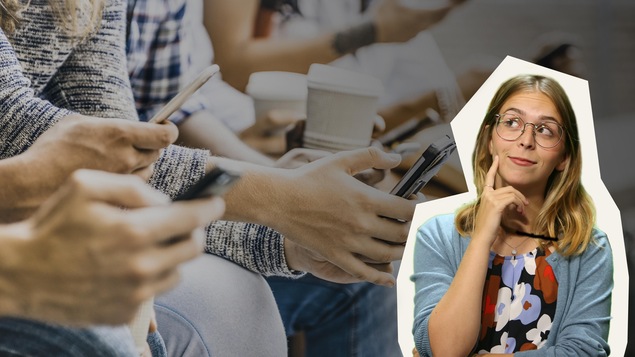 Rosalie Dumais-Beaulieu devant des jeunes qui tiennent un cellulaire