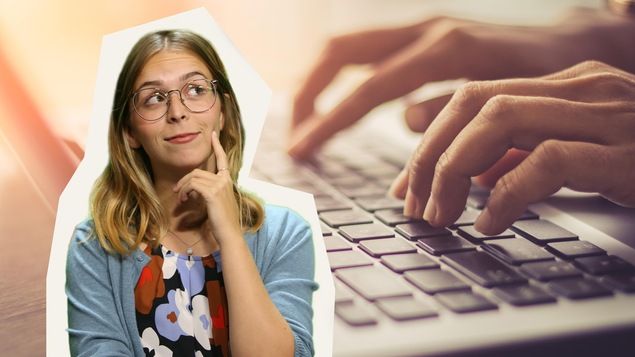 La journaliste et chroniqueuse Rosalie Dumais-Beaulieu avec une photo de clavier d'ordinateur en arrière-plan.