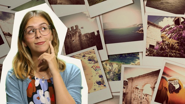 Rosalie Dumais-Beaulieu devant un mur de photographies de voyage.