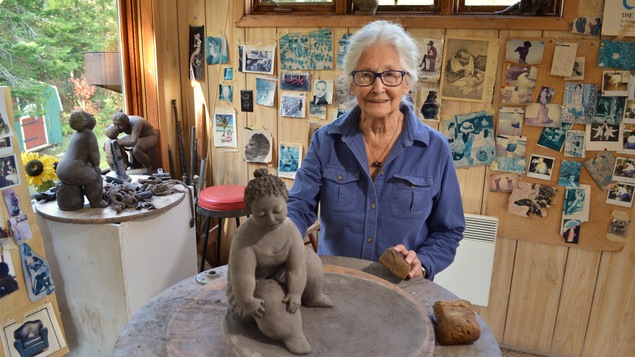 Rose-Aimée Bélanger devant une de ses sculptures