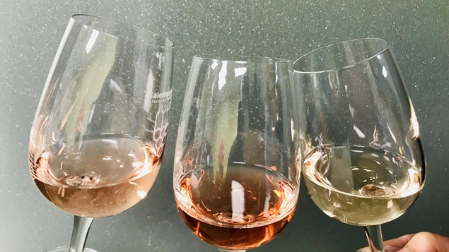 3 verres de vin rosés.