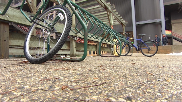 roue de vélo et vélo en arrière plan