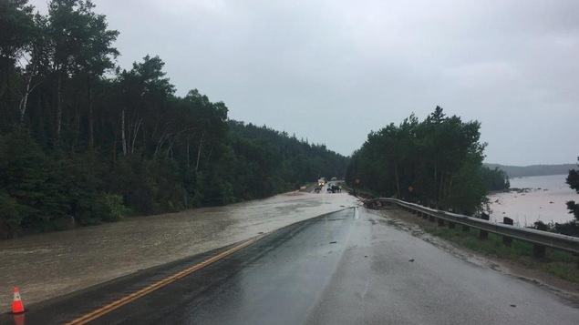 Une route est inondée.