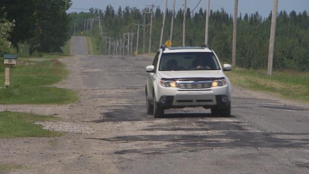 La route 257 est en mauvais état. La députée de Richmond, Karine Vallières confirme un autre investissement de plus de 360 000 $.