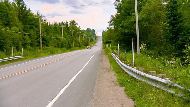L'accotement et la route 365 sont dans un bon état à l'endroit où un cycliste a perdu la vie le 8 juillet 2017 L'accotement et la route 365 sont dans un bon état à l'endroit où un cycliste a perdu la vie le 8 juillet 2017