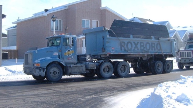 Un camion de Roxboro Excavation Un camion de Roxboro Excavation