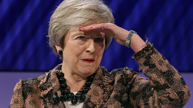Theresa May regarde au loin.