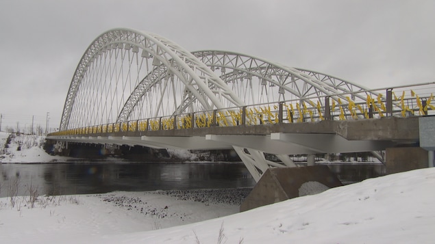 Des rubans jaunes attachés au pont commémoratif de Vimy à Ottawa pour rendre hommage aux soldats morts au combat. Des rubans jaunes attachés au pont commémoratif de Vimy à Ottawa pour rendre hommage aux soldats morts au combat.