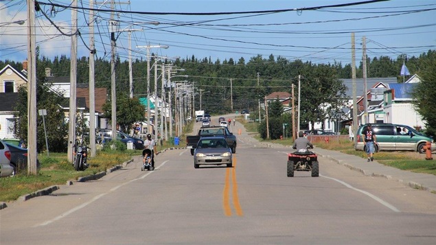Une rue de Pessamit, à l'embouchure de la rivière Betsiamites, à 54 km au sud-ouest de Baie-Comeau. Une rue de Pessamit, à l'embouchure de la rivière Betsiamites, à 54 km au sud-ouest de Baie-Comeau.