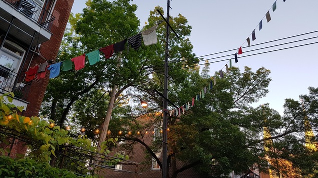 Des guirlandes sont accrochées dans une ruelle de Rosemont.