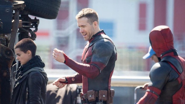 L'acteur Ryan Reynold revêtant son costume de Deadpool lors du tournage du film en 2015.