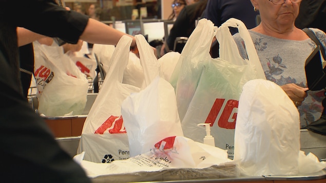 Des sacs de plastique du IGA.