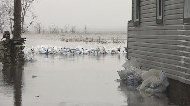 Maisons avec des sacs de sable