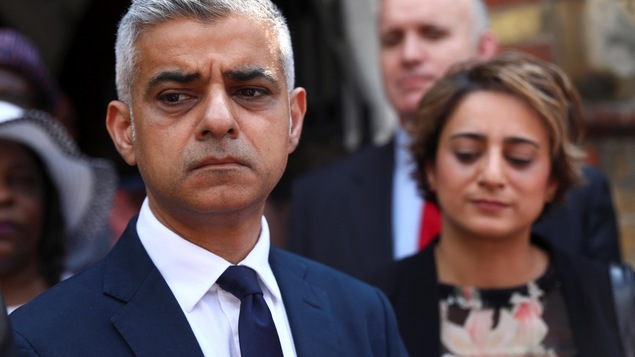 Tout juste sorti d’un service religieux tenu en hommage aux victimes, Sadiq Khan a estimé que l'incendie a été causé par une série d'«erreurs et de négligences». Tout juste sorti d’un service religieux tenu en hommage aux victimes, Sadiq Khan a estimé que l'incendie a été causé par une série d'«erreurs et de négligences».