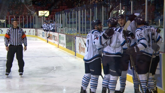 Les joueurs des Saguenéens sur la glace