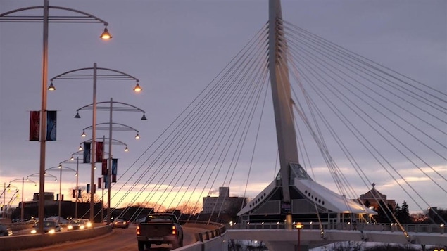 Le soleil se lève sur Saint-Boniface, à Winnipeg. Le soleil se lève sur Saint-Boniface, à Winnipeg.