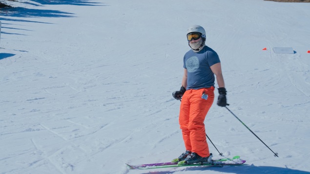 Un homme sur des skis