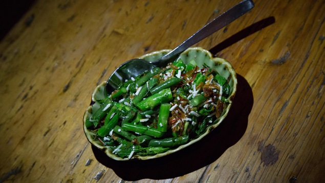 Une salade de fèves vertes dans un bol Une salade de fèves vertes dans un bol